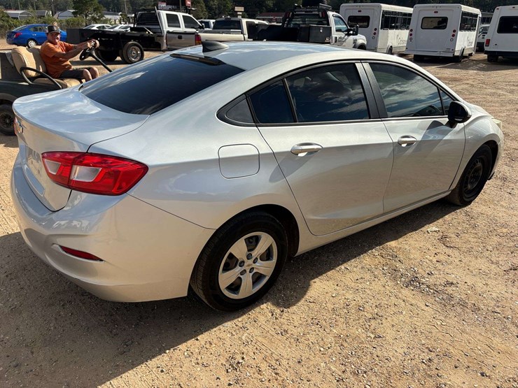 2017-chevrolet-cruz-4-door-sedan-(231,913-miles)-image-3