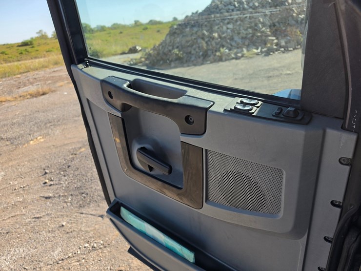 2016-freightliner-columbia-120-image-66