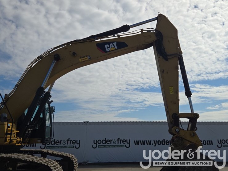2019-caterpillar-352-image-31