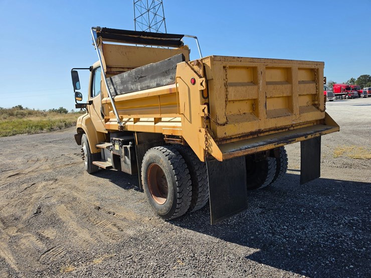 2011-freightliner-m2-106-image-9