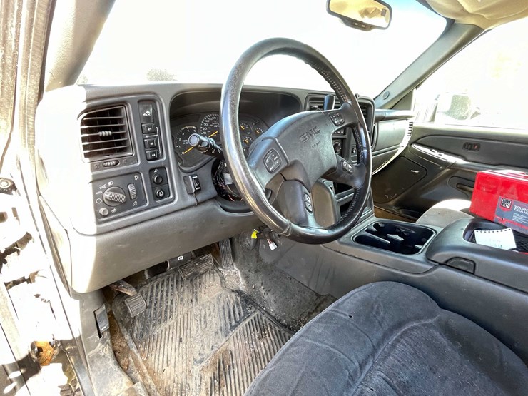 2004-gmc-2500hd-image-48