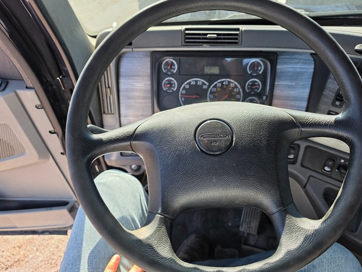2016-freightliner-columbia-120-image-63