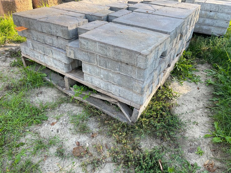 #3188-•-(2)-pallets-of-decorate-concrete-landscape-pavers-image-1