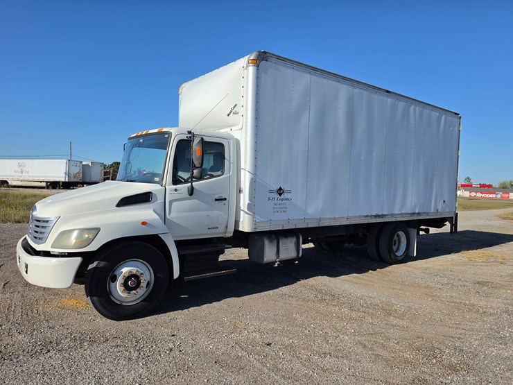2007-hino-268-image-2