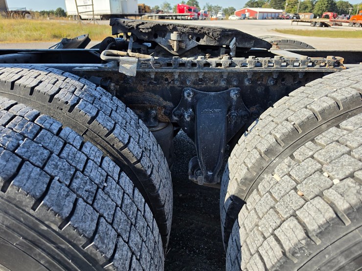2016-freightliner-columbia-120-image-95