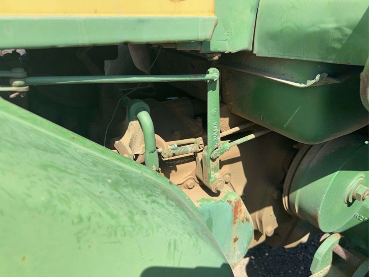 john-deere-820-image-25