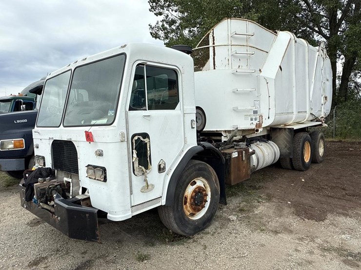2005-peterbilt-320-image-1