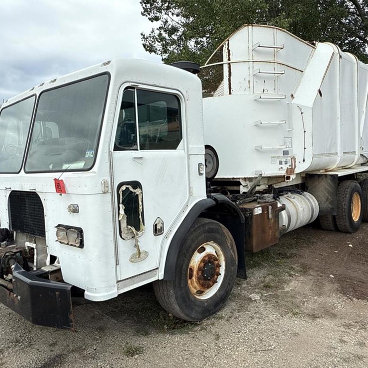 2005 PETERBILT 320