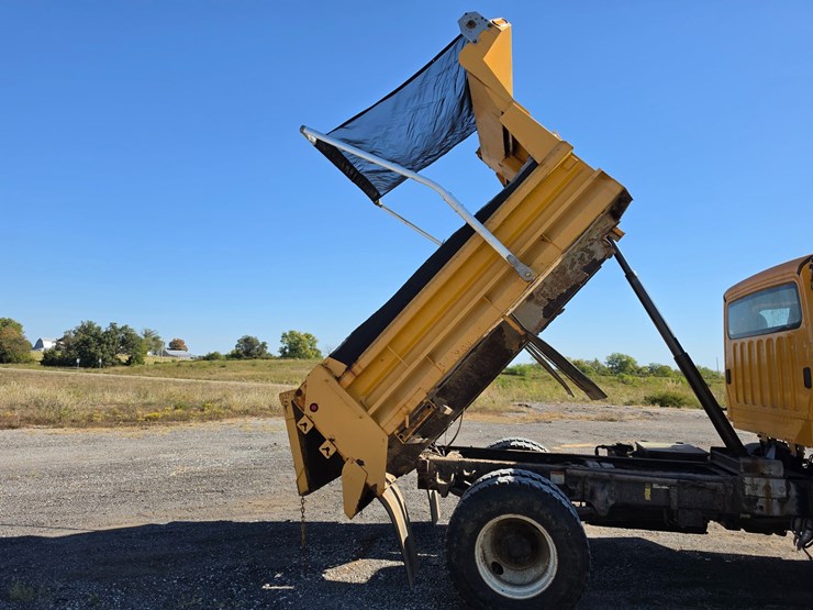 2011-freightliner-m2-106-image-27