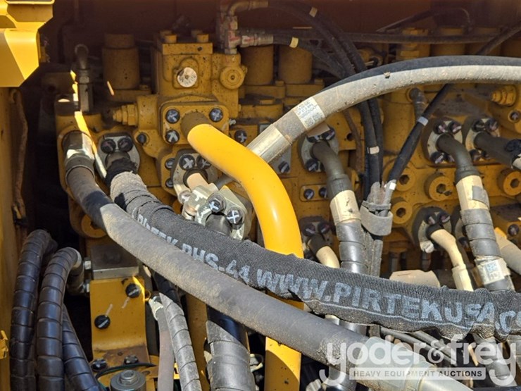 2018-caterpillar-352-image-48