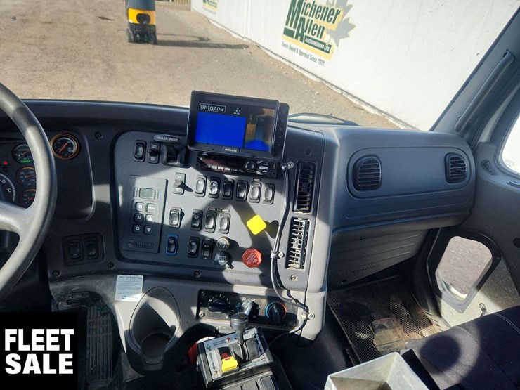 2018-freightliner-m2-106-image-15