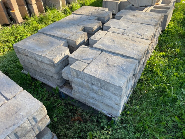 #3188-•-(2)-pallets-of-decorate-concrete-landscape-pavers-image-7