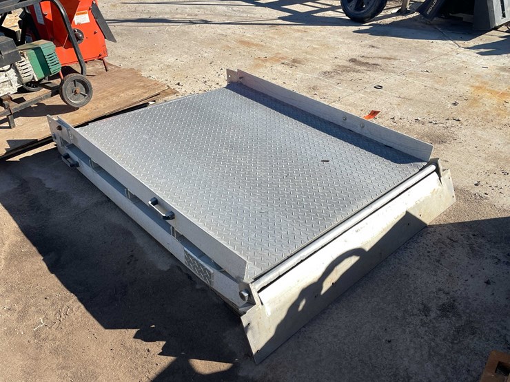 #1820-•-national-fleet-folding-aluminum-sprinter-van-ramp-image-4