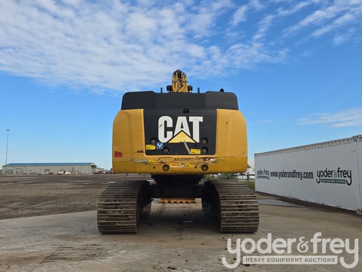 2019-caterpillar-352-image-4