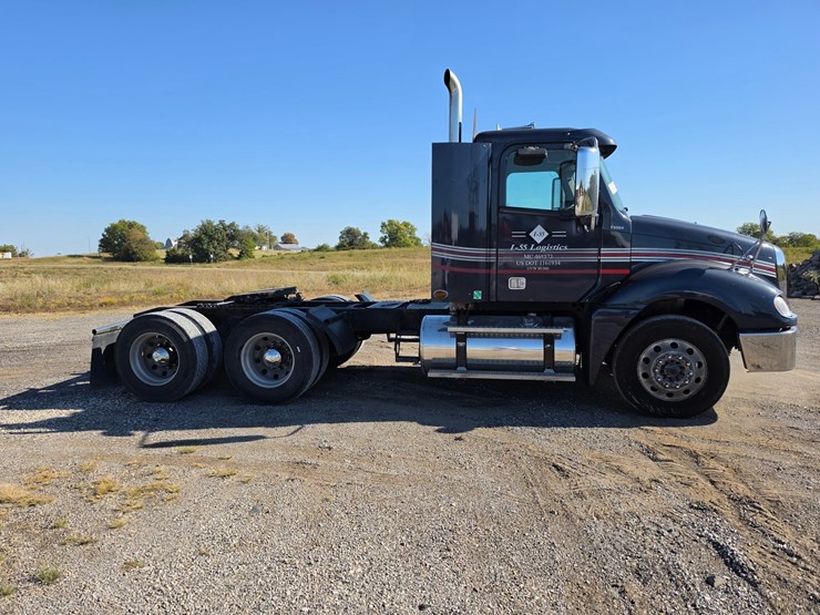 2016-freightliner-columbia-120-image-18