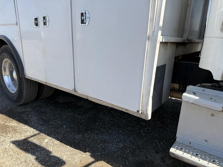 2016-freightliner-mechanics-truck-image-43