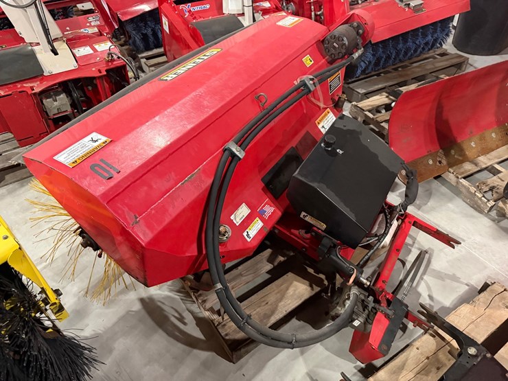 #1644-•-steiner-ventrac-sweeper-image-4