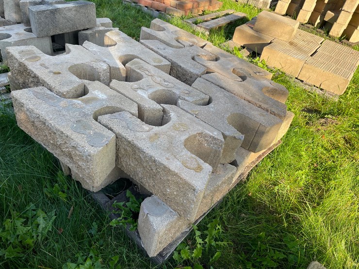 #3201-•-pallet-of-interlocking-concrete-retaining-wall-blocks-image-7