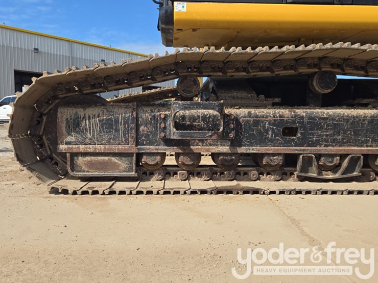 2019-caterpillar-352-image-9