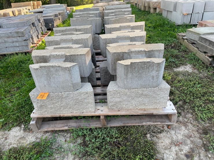 #3198-•-(2)-pallets-of-interlocking-concrete-retaining-wall-blocks-image-2