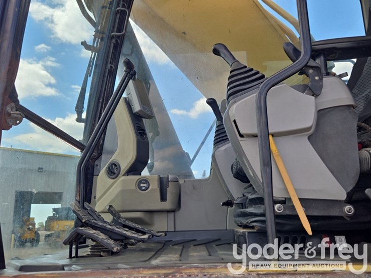 2018-caterpillar-352-image-72