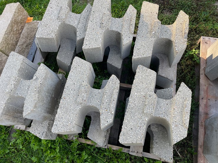 #3198-•-(2)-pallets-of-interlocking-concrete-retaining-wall-blocks-image-6