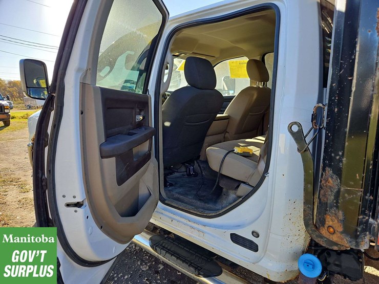 2011-dodge-3500-image-14