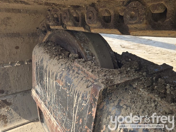 2019-caterpillar-352-image-14