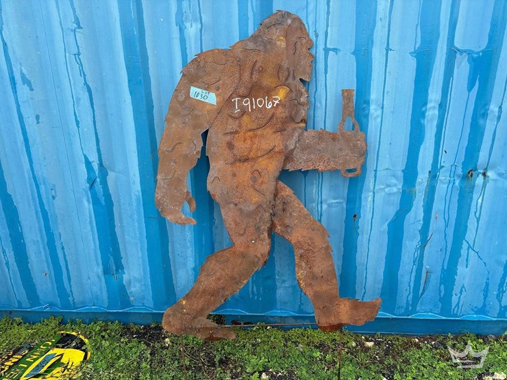 bigfoot-with-bottle-metal-decorative-yard-art-image-1