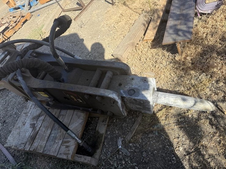 cat-b8-backhoe-breaker-hammer-image-8