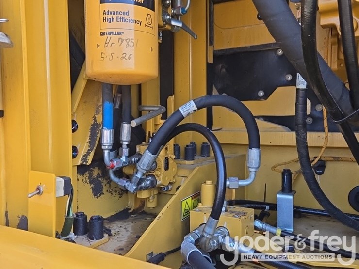 2019-caterpillar-352-image-43