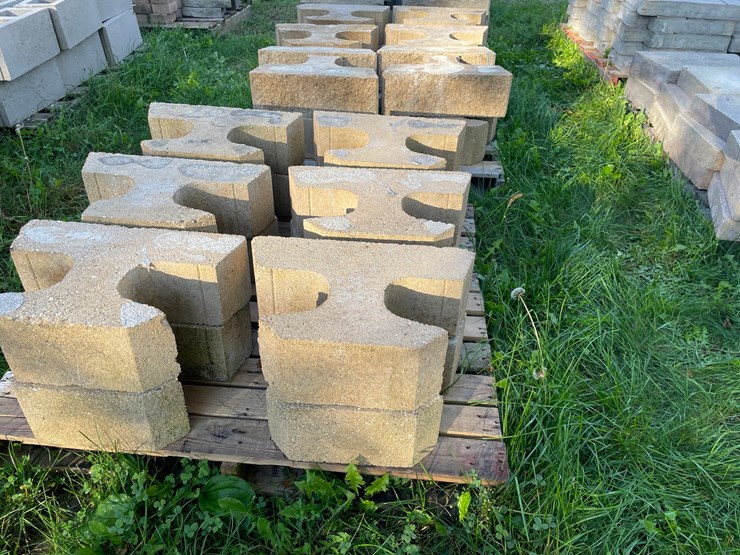 #3199-•-(2)-pallets-of-interlocking-concrete-retaining-wall-blocks-image-9