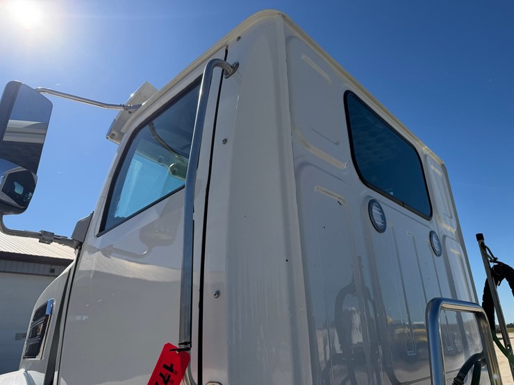 #1726-•-2019-western-star-day-cab-truck-tractor-image-16