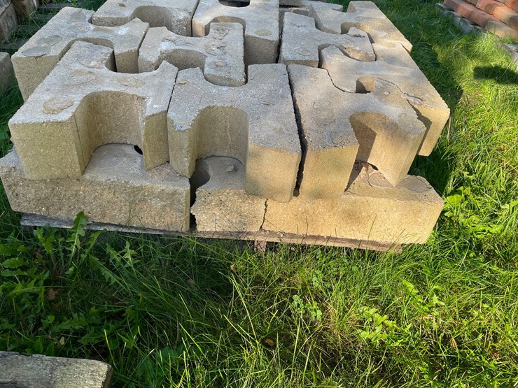 #3201-•-pallet-of-interlocking-concrete-retaining-wall-blocks-image-6