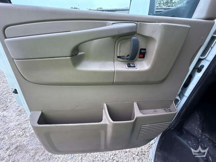 2015-chevrolet-express-4500-image-23