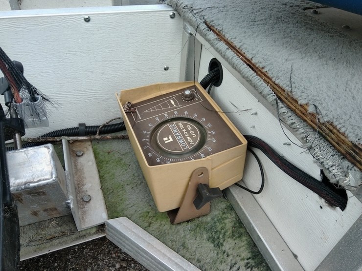 2005-cruiser-lo-pro-pontoon-boat-image-11