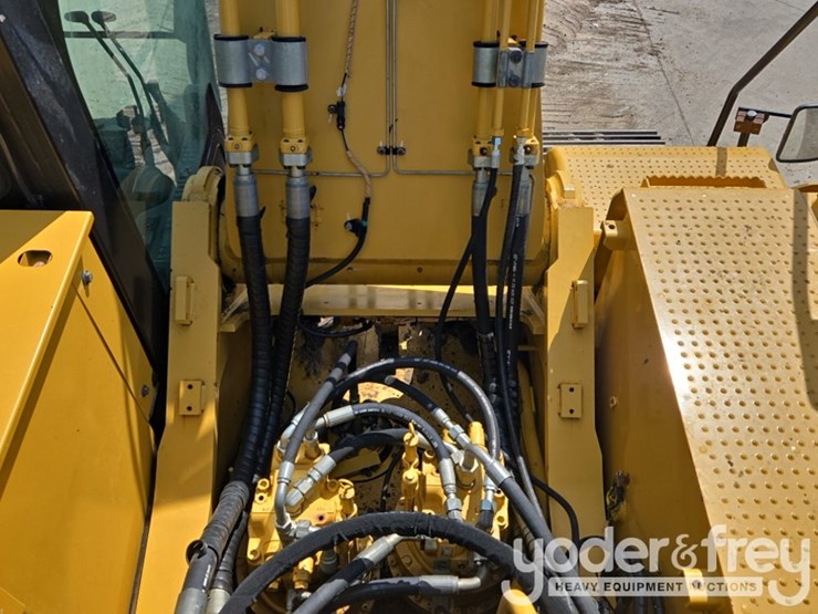 2018-caterpillar-352-image-53