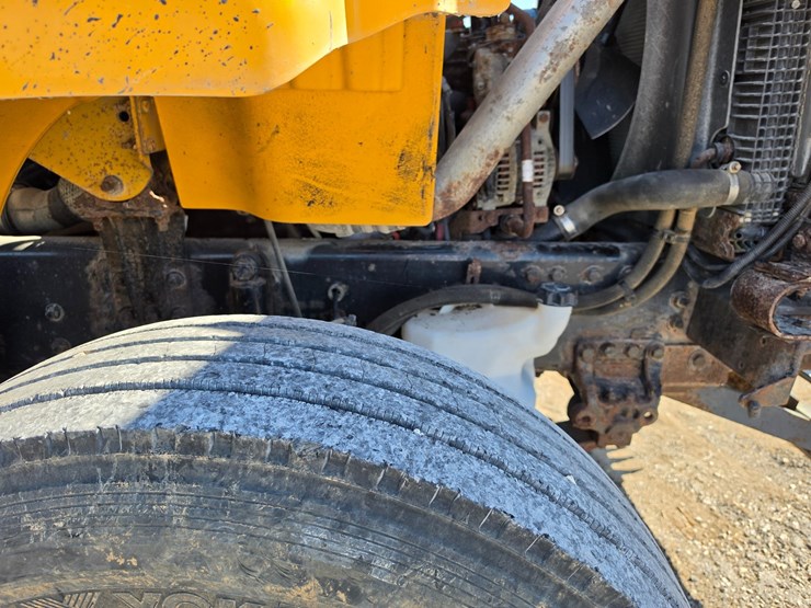 2011-freightliner-m2-106-image-61