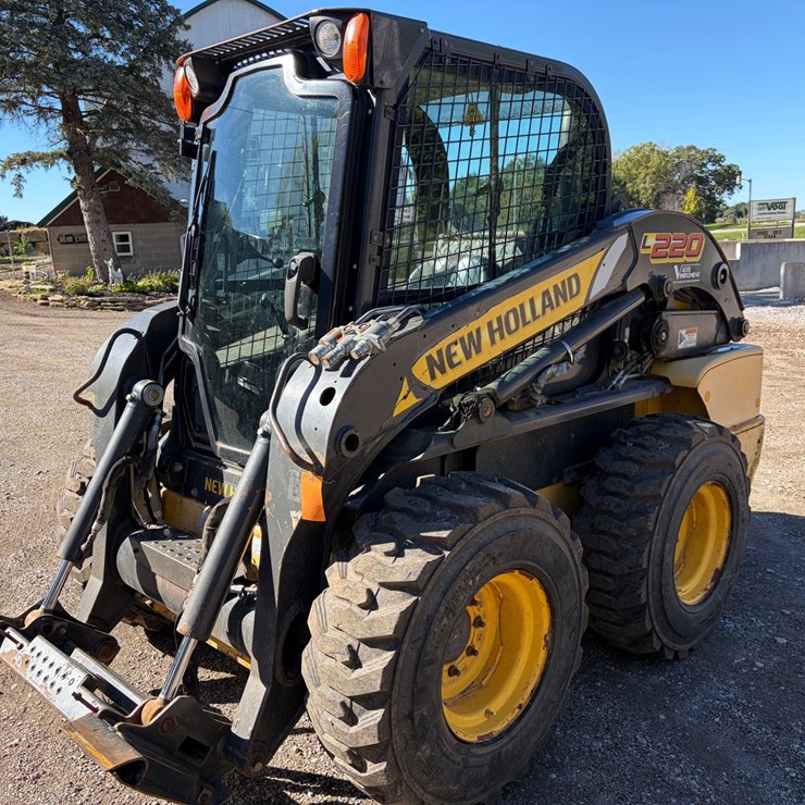 2011 NEW HOLLAND L220