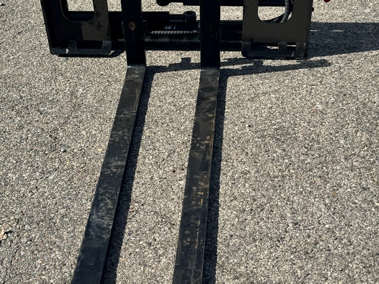 future-skid-steer-side-shift-pallet-forks-image-2