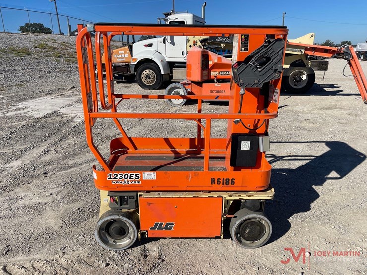 2015-jlg-1230es-image-2