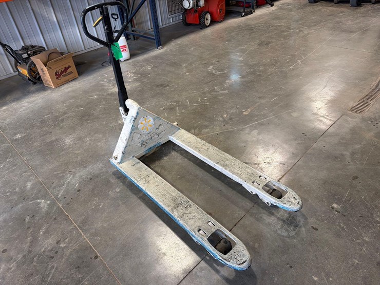 crown-pallet-jack-image-3