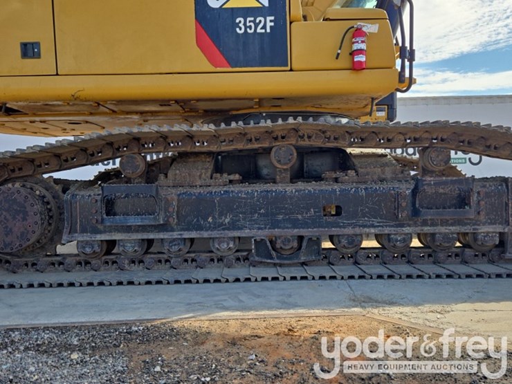 2019-caterpillar-352-image-17