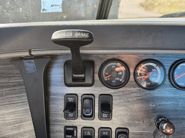 2016-freightliner-columbia-120-image-55