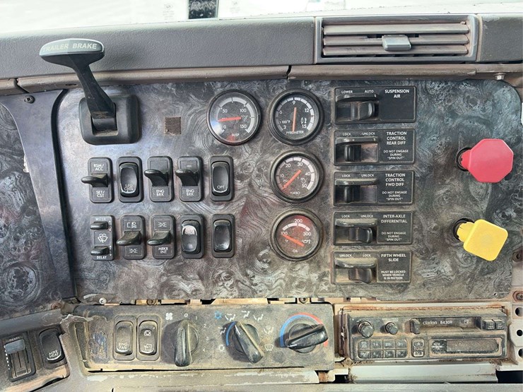2003-freightliner-columbia-120-image-34