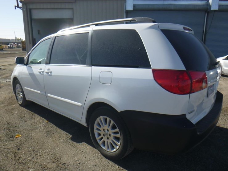 2009-toyota-sienna-image-4