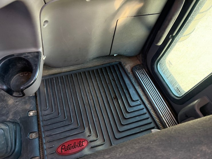 2020-peterbilt-389-image-52