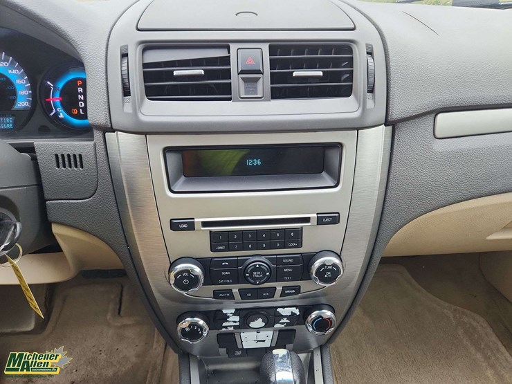 2012-ford-fusion-se-image-21