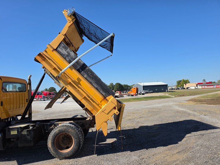 2011-freightliner-m2-106-image-23