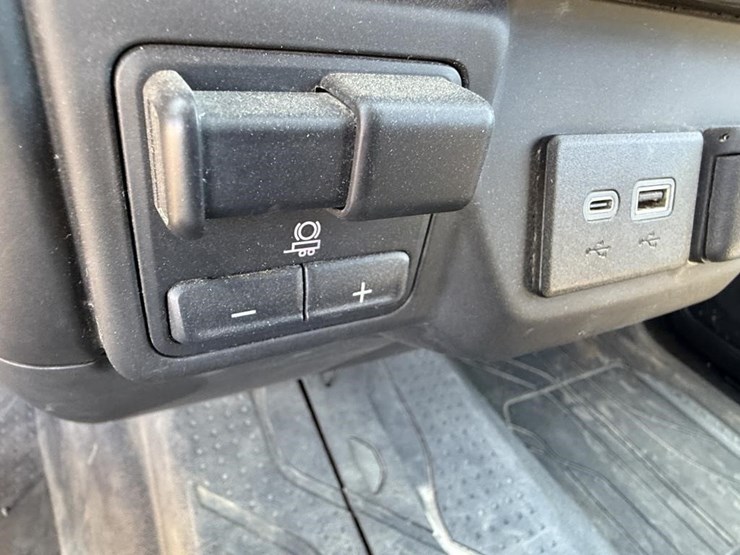 2025-chevrolet-3500-image-60